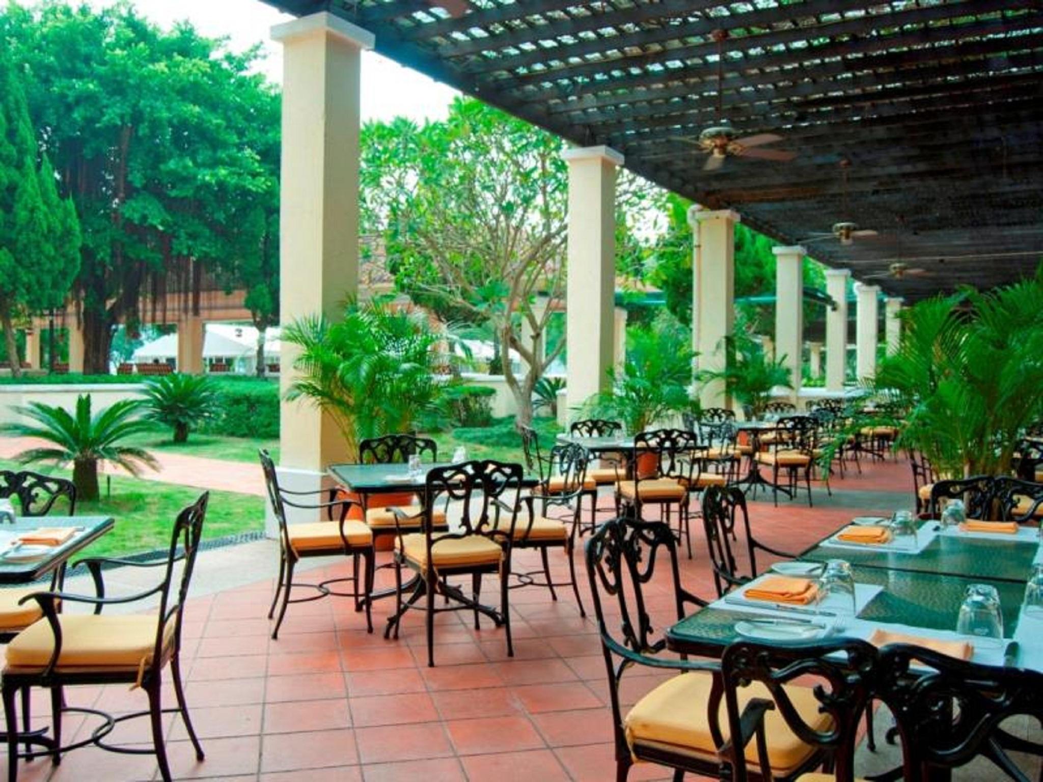 Grand Coloane Resort Макао Екстериор снимка The restaurant at the hotel